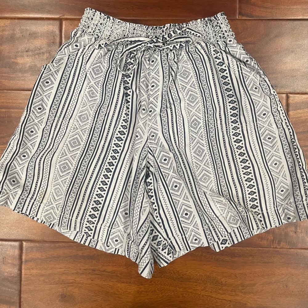 Sound/Style Women's Black and White Patterned Shorts, Size S, 14” length